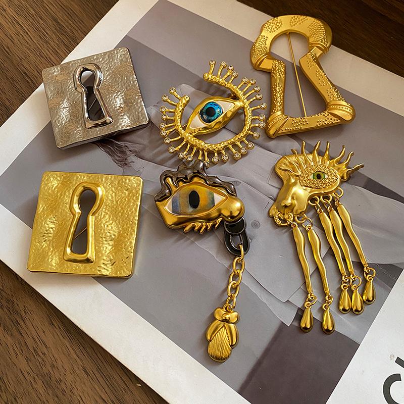 Vintage Evil Eye Big Eye Badge - Collectible Vintage Costume Jewelry のレビューと価格