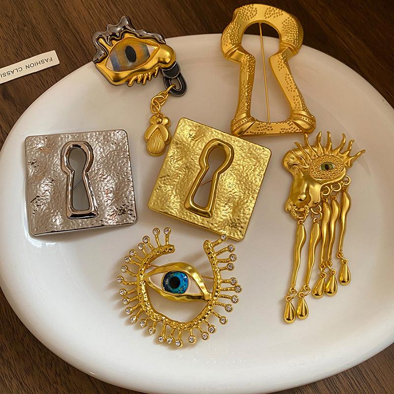 Vintage Evil Eye Big Eye Badge - Collectible Vintage Costume Jewelry のレビューと価格