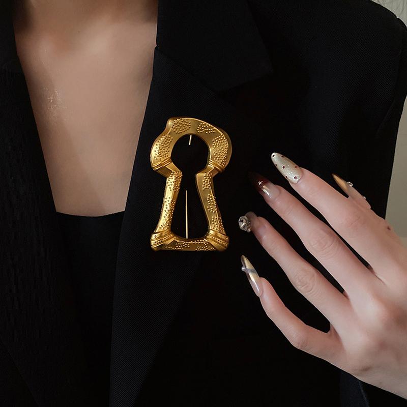 Vintage Evil Eye Big Eye Badge - Collectible Vintage Costume Jewelry のレビューと価格